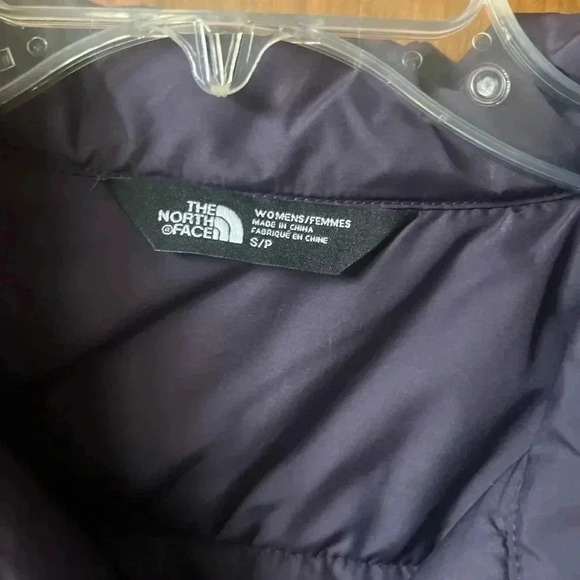 The North Face Woman’s Purple Puffer Jacket. Size Small - Picture 3 of 8